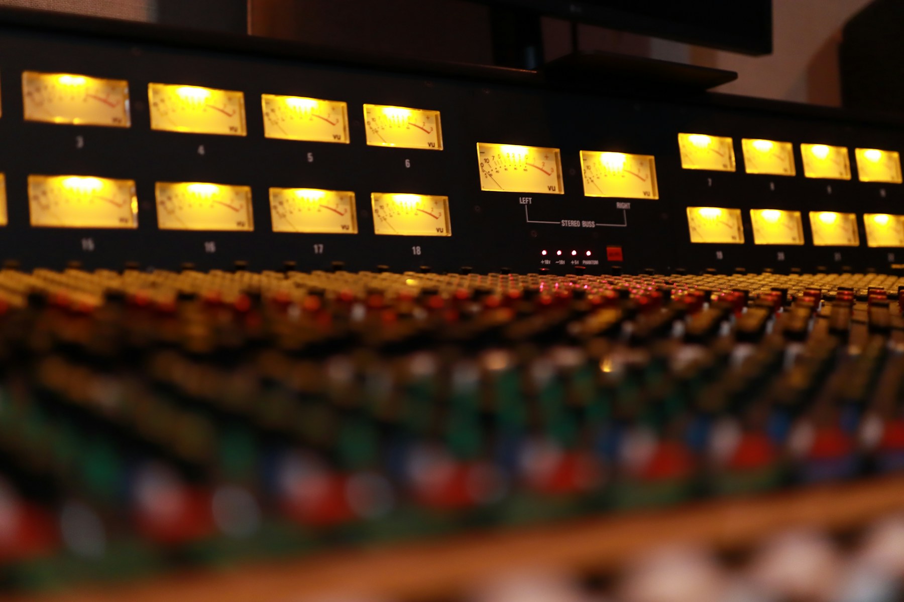 Consola analógica para mezcla de música alternativa