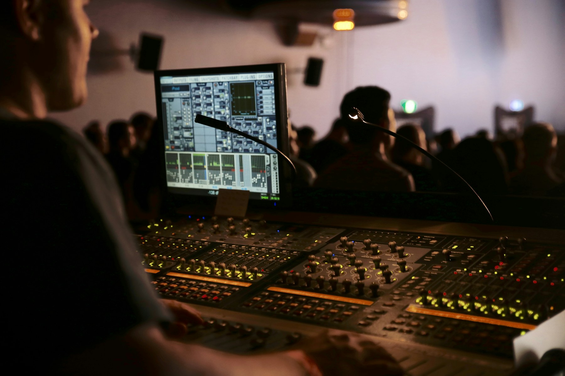 Escucha crítica de una mezcla en el estudio